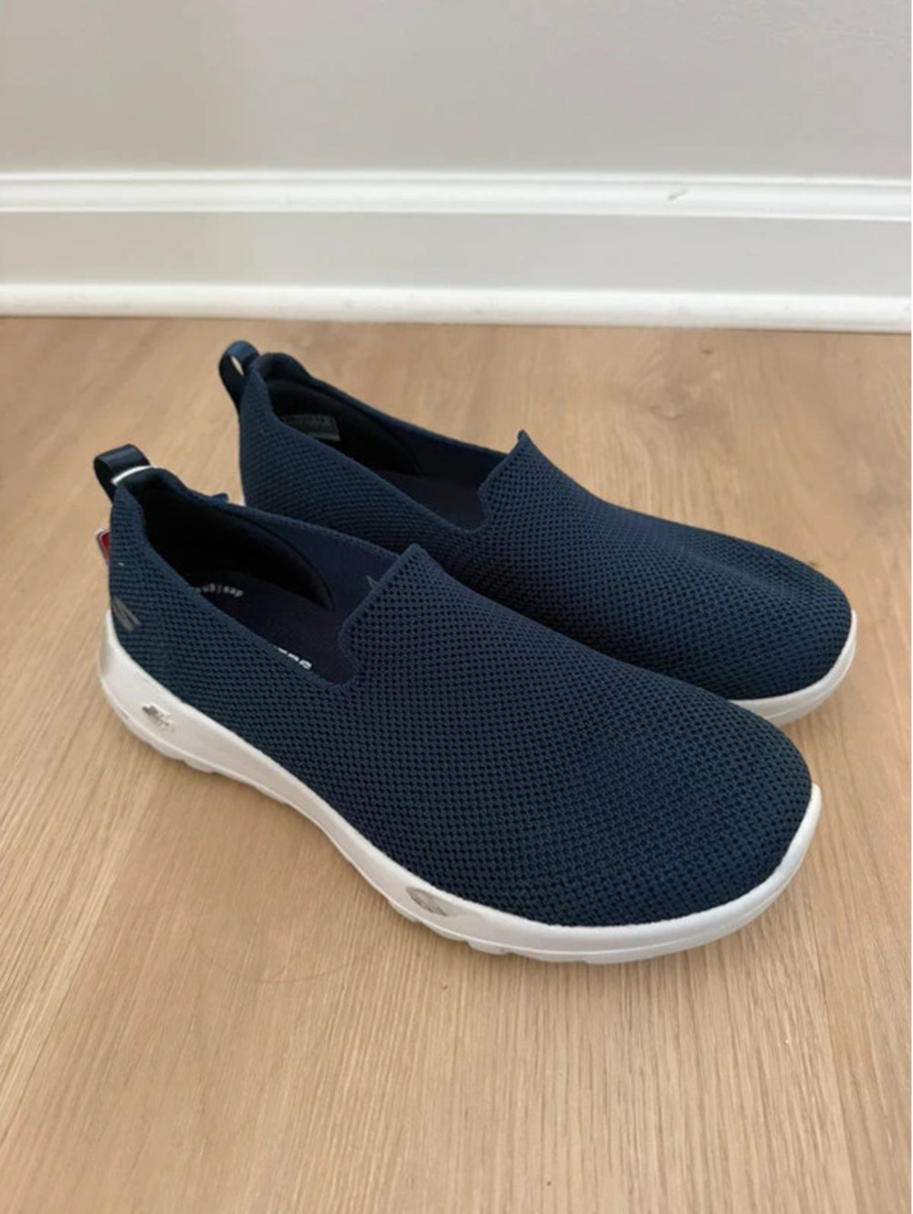 Skechers Go Walk Joy - Sensational Day Size 6.5 Navy Blue/White